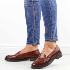 Brązowe skórzane Polskie mokasyny damskie Deoni D610. Brązowe mokasyny Deoni, bez wzorów, ze skóry, z okrągłym noskiem. Za 419.00 zł.