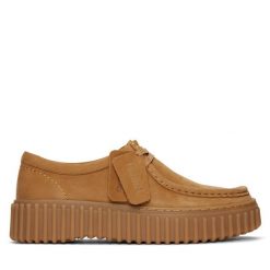 Półbuty Clarks. Brązowe półbuty wsuwane Clarks, bez wzorów, bez obcasa, na płaskiej podeszwie. Za 429.99 zł.