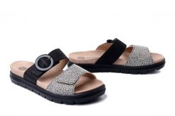 DR. BRINKMANN 701113-01 schwarz, klapki damskie. Czarne klapki Dr. Brinkmann, bez wzorów, ze skóry, bez obcasa, bez zapięcia. Za 263.42 zł.