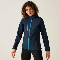 Damska 3-warstwowa kurtka softshell z kapturem Venturer z nadrukiem. Niebieskie kurtki przejściowe sportowe Regatta, na zimę, bez wzorów, z softshellu, z kapturem, trekkingowe. Za 269.99 zł.