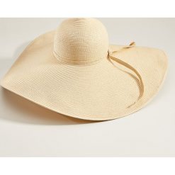 Słomkowy kapelusz z szerokim rondem - Beżowy. Kapelusze marki Mohito. Za 59.99 zł.