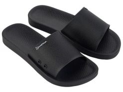 Klapki damskie obuwie plażowe Ipanema Classic Slide Fem. Czarne klapki Ipanema, z aplikacjami, z gumy, klasyczne, bez obcasa, na płaskiej podeszwie, bez zapięcia. Za 59.99 zł.