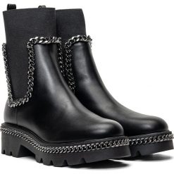 Botki damskie Guess Varda (FL8VRDELE10-BLACK). Czarne botki Guess, z aplikacjami, z materiału, bez obcasa, bez zapięcia. Za 379.90 zł.
