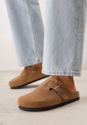 Jasnobrązowe Zamszowe Klapki w Stylu Chodaków Ozdobione Klamrą Irinania. Brązowe klapki Born2be, bez wzorów, z materiału, bez obcasa, na płaskiej podeszwie, bez zapięcia. Za 159.99 zł.