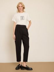 BGN Spodnie w kolorze czarnym rozmiar: 34. Czarne spodnie materiałowe BGN, bez wzorów, z materiału. Za 121.99 zł.