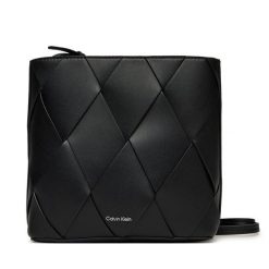 Torebka Calvin Klein. Czarne listonoszki Calvin Klein, bez wzorów, bez dodatków. Za 329.99 zł.