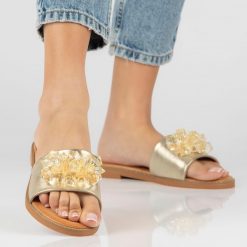 Złote klapki damskie z kryształami Filippo Dk4624/23. Żółte klapki Filippo, bez wzorów, ze skóry, eleganckie, bez obcasa, na obcasie, bez zapięcia. Za 179.00 zł.