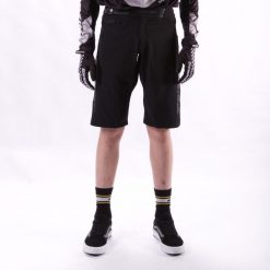 Szorty Stay Strong V2 race. Czarne szorty STAY STRONG, bez wzorów. W wyprzedaży za 263.55 zł.