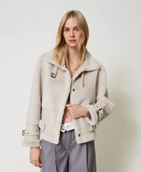 BEŻOWA KURTKA ZE SZTUCZNYM FUTERKIEM TWINSET. Brązowe kurtki Twinset, l, bez wzorów, z futra, eleganckie, bez kaptura. W wyprzedaży za 1,010.00 zł.