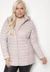 Jasnobeżowa Pikowana Kurtka o Prostym Kroju z Odpinanym Kapturem i Kieszeniami Pretiel. Brązowe kurtki Born2be, plus size, bez wzorów, z jeansu, sportowe. W wyprzedaży za 146.99 zł.