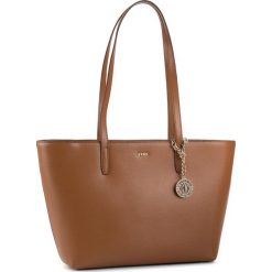 Torebka DKNY - R74A3014 Driftwood DFW. Brązowe shopper bag DKNY, bez wzorów, ze skóry, bez dodatków. W wyprzedaży za 509.00 zł.