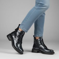 Botki damskie S. Barski, na solidnym płaskim obcasie skórzane i zapinane na zamek, niebieskie, LZ52-954. Niebieskie botki S.BARSKI, bez wzorów, klasyczne, bez obcasa, na płaskiej podeszwie, bez zapięcia. Za 329.00 zł.