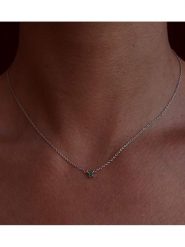 Les Petites Précieuses Srebrny naszyjnik ze szmaragdem - dł. 40 cm rozmiar: onesize. Szare naszyjniki Les Petites Précieuses, z materiału, z szmaragdem, srebrne. Za 131.12 zł.