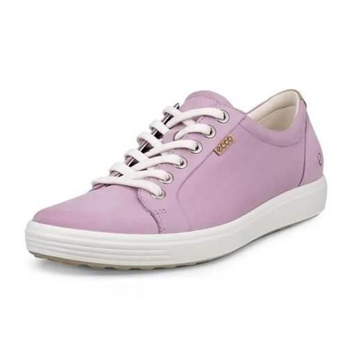 Buty do chodzenia damskie Ecco Sneaker Soft 7. Czerwone buty treningowe ECCO, bez wzorów, z jeansu, bez zapięcia, trekkingowe. Za 616.00 zł.