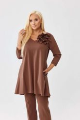 Asymetryczna karmelowa tunika Florina z wydłużonym tyłem i odpinanym kwiatem PLUS SIZE XXL OVERSIZE JESIEŃ. Tuniki Moda Size Plus Iwanek, l, bez wzorów, z nylonu, biznesowe, z asymetrycznym kołnierzem, bez ramiączek. Za 229.90 zł.