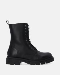 SKÓRZANE BOTKI DAMSKIE L050LEBLOBB093. Botki Venezia, bez wzorów, ze skóry, bez obcasa, bez zapięcia. Za 239.00 zł.