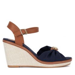 Sandały Beverly Hills Polo Club. Niebieskie sandały Beverly Hills Polo Club, bez wzorów, bez obcasa, na koturnie, bez zapięcia. Za 179.99 zł.