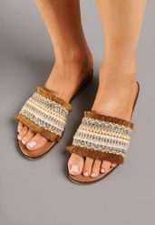 Brązowo-Beżowe Klapki w Stylu Boho z Frędzlami i Cyrkoniami Banissa. Brązowe klapki Born2be, bez wzorów, boho, bez obcasa, na płaskiej podeszwie, bez zapięcia. Za 79.99 zł.