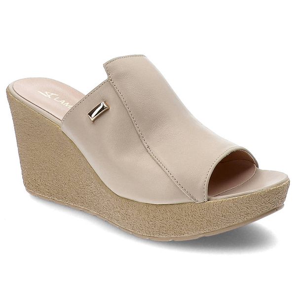 Beżowe Klapki Lamanti Skórzane Buty Damskie. Brązowe klapki LAMANTI, z aplikacjami, ze skóry, klasyczne, bez obcasa, na koturnie, bez zapięcia. Za 225.00 zł.
