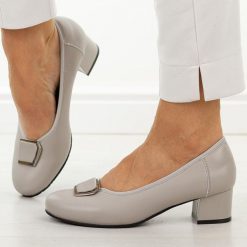 Szare skórzane czółenka damskie Cambell 19413. Szare czółenka Cambell, na jesień, bez wzorów, ze skóry, eleganckie, z okrągłym noskiem, bez obcasa, na obcasie, bez zapięcia. Za 219.00 zł.