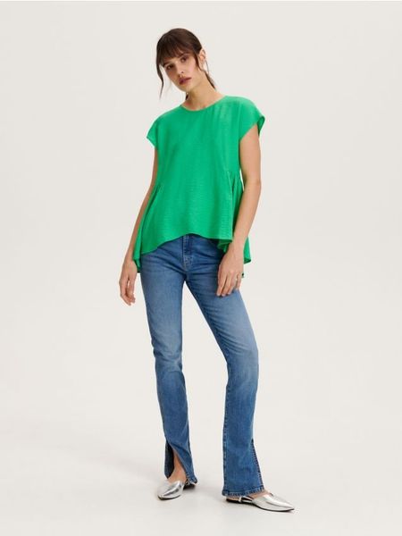 Bluzka z wiskozy - zielony. Zielone bluzki Reserved, l, bez wzorów, z tkaniny, bez kołnierzyka, bez ramiączek. W wyprzedaży za 29.99 zł.