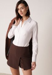 Brązowe Spódnico-Szorty z Wysokim Stanem Zdobione Rozcięciem Crethoesa. Brązowe szorty Born2be, z aplikacjami, z materiału. Za 79.99 zł.