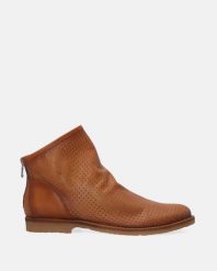 Ażurowe botki damskie w kolorze brązowym M030LEBROBB012. Brązowe botki Venezia, w ażurowe wzory, ze skóry, bez obcasa, bez zapięcia. Za 599.00 zł.