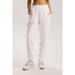 Damskie spodnie dresowe Rough Radical Cotton Active Joggers. Białe spodnie dresowe ROUGH RADICAL, bez wzorów, z dresówki, na fitness i siłownię. W wyprzedaży za 144.42 zł.