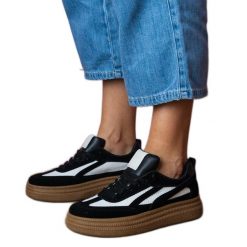 Czarne sneakersy trampki na grubej podeszwie. Czarne trampki bez wzorów, z gumy, eleganckie, bez zapięcia. Za 135.07 zł.