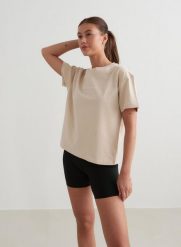 Damska koszulka boxy, bawełna organiczna, nadruk z przodu Serif beżowy. Białe t-shirty sportowe AIM'N, xs, bez wzorów, z bawełny, bez ramiączek, na jogę i pilates. Za 109.85 zł.