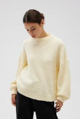 Sweter oversize z bufiastymi rękawami w kolorze BUTTER YELLOW - RIVERO-UNI. Żółte swetry Marsala, na lato, bez wzorów, z wełny, bez ramiączek. Za 249.90 zł.