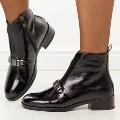 Czarne lakierowane botki damskie Potocki 12847. Czarne botki POTOCKI, z aplikacjami, z dzianiny, eleganckie, z okrągłym noskiem, bez obcasa, na płaskiej podeszwie, bez zapięcia. Za 229.00 zł.