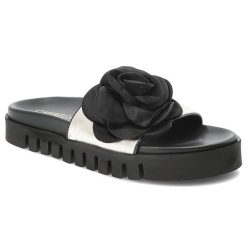 Klapki damskie Chebello, na platformie skórzane z ozdobnym kwiatem, złote, 4739-046. Żółte klapki CheBello, z aplikacjami, bez obcasa, na platformie, bez zapięcia. Za 429.00 zł.