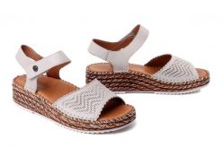 MANITU 910330-08 beige, sandały damskie. Brązowe sandały Manitu, bez wzorów, ze skóry, bez obcasa, na koturnie, bez zapięcia. Za 229.42 zł.