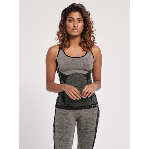 Damski tank top Hummel Clea. Czarne biustonosze Hummel, bez wzorów, z dzianiny, na fitness i siłownię. Za 161.50 zł.