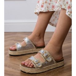 Srebrne klapki espadryle brokatowe z klamerkami srebrny. Szare espadryle bez wzorów, z materiału, casualowe, z okrągłym noskiem, bez obcasa, na platformie. Za 86.24 zł.