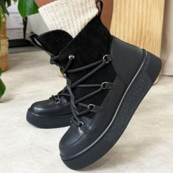 Czarne skórzane botki damskie Cambell 52330. Czarne botki Cambell, bez wzorów, z jeansu, eleganckie, z okrągłym noskiem, bez obcasa, na płaskiej podeszwie, bez zapięcia. W wyprzedaży za 239.20 zł.