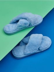 Kapcie z futerkiem - niebieski. Niebieskie kapcie Sinsay, bez wzorów. Za 25.99 zł.