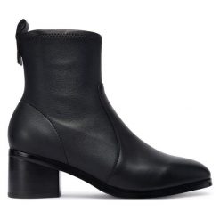 Botki Tommy Hilfiger. Czarne botki Tommy Hilfiger, bez wzorów, bez obcasa, na płaskiej podeszwie, bez zapięcia. Za 639.99 zł.