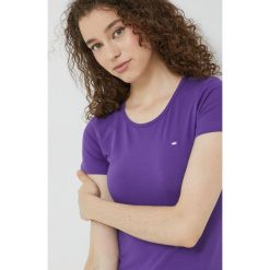 Cross Jeans t-shirt damski kolor fioletowy. Fioletowe t-shirty Cross Jeans, bez wzorów, z dzianiny, bez kołnierzyka, bez ramiączek. Za 49.99 zł.