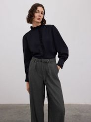 BGN Bluzka w kolorze czarnym rozmiar: 38. Czarne bluzki BGN, bez wzorów, bez kołnierzyka, bez ramiączek. Za 122.96 zł.