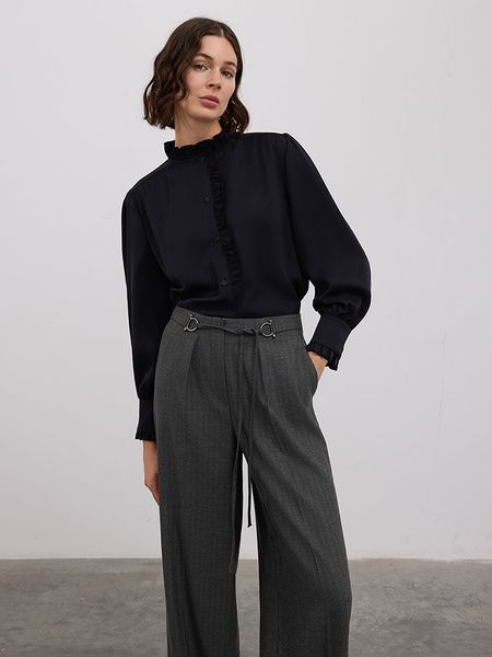 BGN Bluzka w kolorze czarnym rozmiar: 38. Czarne bluzki BGN, bez wzorów, bez kołnierzyka, bez ramiączek. Za 123.25 zł.