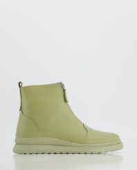 ZIELONE BOTKI DAMSKIE 88912 OLIVE. Zielone botki Venezia, bez wzorów, ze skóry, bez obcasa, bez zapięcia. Za 359.00 zł.