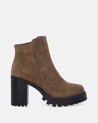 BRĄZOWE BOTKI ZE SKÓRY ZAMSZOWEJ 5011 CAM STEPPA. Brązowe botki Venezia, bez wzorów, ze skóry, bez obcasa, bez zapięcia. Za 339.00 zł.