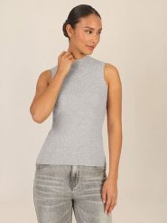 APART Top dzianinowy w kolorze jasnoszarym rozmiar: 36. Szare topy Apart, bez wzorów, z dzianiny, bez kołnierzyka, bez ramiączek. Za 130.99 zł.