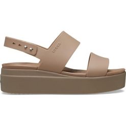 Sandały dmaskie Crocs BROOKLYN LOW WEDGE. Brązowe sandały Crocs, bez wzorów, sportowe, bez obcasa, bez zapięcia. Za 259.99 zł.