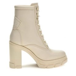 Botki Guess. Brązowe botki Guess, z aplikacjami, bez obcasa, na słupku, bez zapięcia. Za 479.99 zł.
