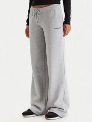 Guess Jeans Spodnie dresowe W6RB52 K68I4 Szary Regular Fit. Szare spodnie dresowe Guess Jeans, z aplikacjami, z bawełny. Za 299.99 zł.