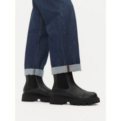 Botki Napapijri. Czarne botki Napapijri, bez wzorów, bez obcasa, na płaskiej podeszwie, bez zapięcia. Za 799.99 zł.