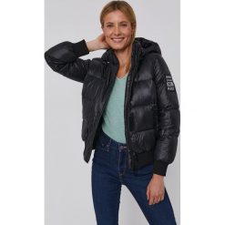 Armani Exchange Kurtka puchowa damska kolor czarny zimowa. Czarne kurtki Armani Exchange, na zimę, l, bez wzorów, z puchu, bez kaptura. W wyprzedaży za 969.99 zł.